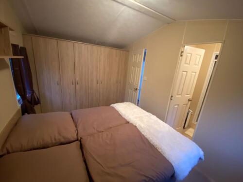 Schlafzimmer Doppelbett direkter Zugang zum Bad
