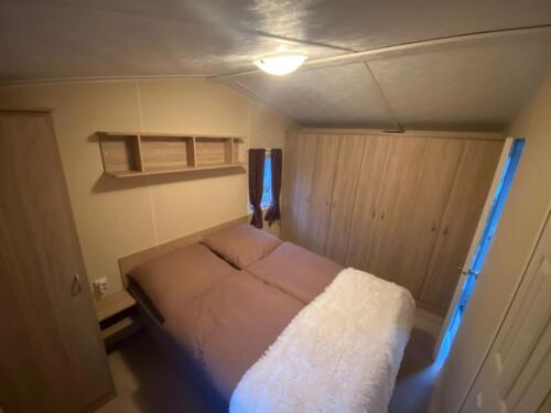 Schlafzimmer Doppelbett großer Schrank
